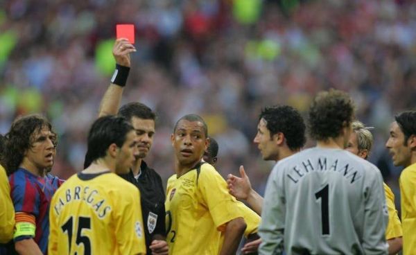 历史红牌图片大全_足球史上最具争议的红牌瞬间