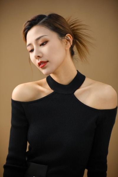 黑毛衣艺术照怎么拍_黑毛衣写真姿势推荐