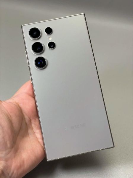 2024年最值得买的AI手机有哪些_苹果iPhone15Pro和三星GalaxyS24Ultra对比评测