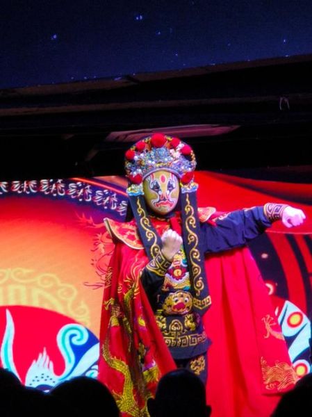 变脸是怎么表演的_川剧变脸原理揭秘