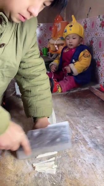 宝宝在农村怎么过一天_农村带娃日常有哪些趣事