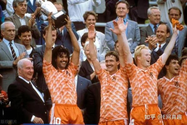 荷兰历史球星大全_荷兰足球传奇有哪些