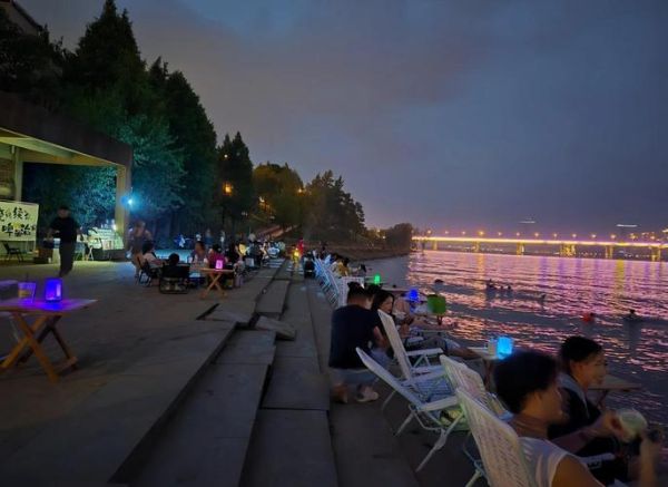 江边夜生活哪里好玩_江边夜生活几点开始