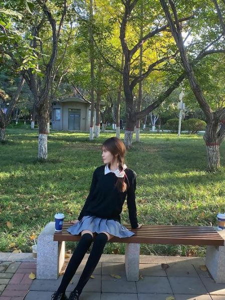 公园拍照穿什么衣服好看_公园拍照姿势怎么摆