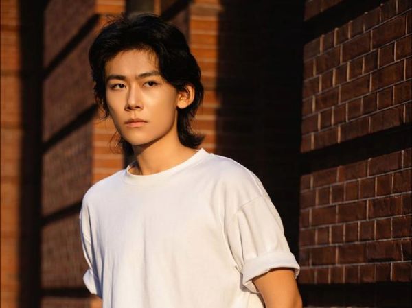 男生日常生活照怎么拍_男生拍照姿势有哪些