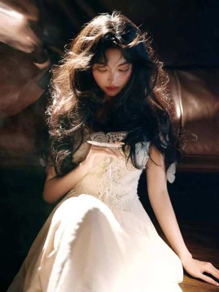 如何在家拍出氛围感照片_日常拍照姿势怎么摆