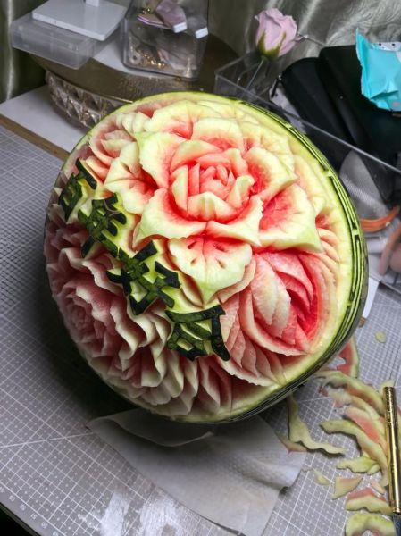 西瓜艺术造型怎么做_西瓜雕刻教程
