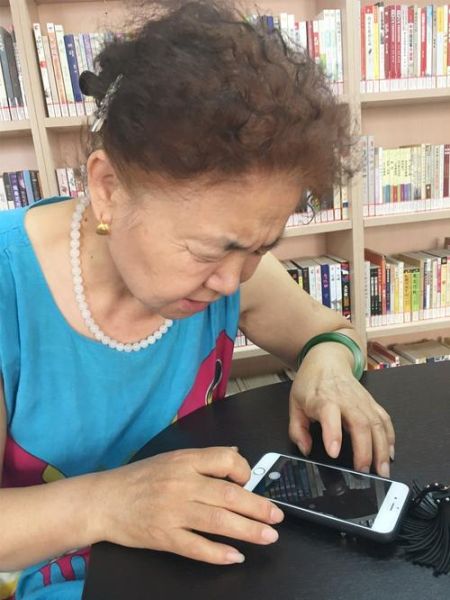 老人如何学习智能手机_老人用平板看视频卡怎么办